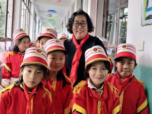 為智慧慷慨解囊，憑知識扶危濟(jì)困